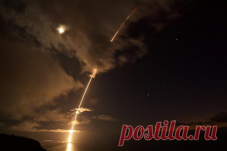 США назвали свою единственную гиперзвуковую противоракету. Ракеты Standard Missile 6 (SM-6) могут использоваться против гиперзвукового оружия, пишет The Drive, ссылаясь на заявление вице-адмирала Военно-морских сил (ВМС) США Джона Хилла. «[SM-6] действительно единственная гиперзвуковая оборона в стране», — сказал американский военный.