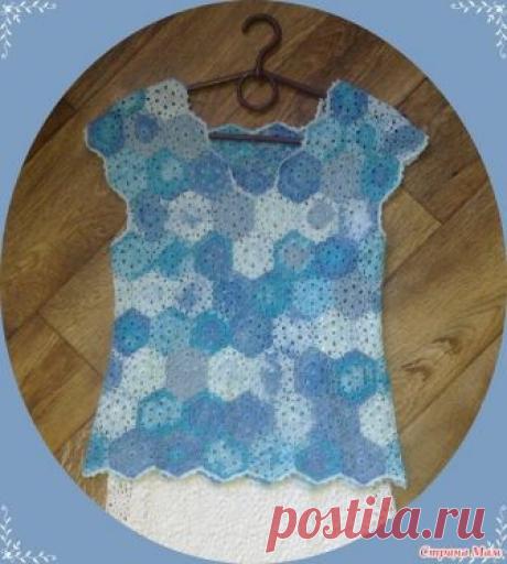 . Топ мотивами из Alize Miss batik - 3702 Пряжа Alize Miss batik 3702 - 4 мотка,  Alize Miss 480(голубой) - на несколько мотивов Крючок 0,75 Схема мотива Соединяла в последнем ряду Обвязка - ряд ст.б/н, а второй с пико.