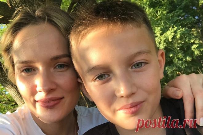 «Сын меня зовет». Мать сожженного в Раменском мальчика дала интервью aif.ru. Более полугода длится предварительное следствие по делу четвероклассника из Раменского Альберта Умбертьянова, заживо сгоревшего в сарае, куда его заперли друзья. Только сейчас мать мальчика, все это время хранившая молчание, заговорила.