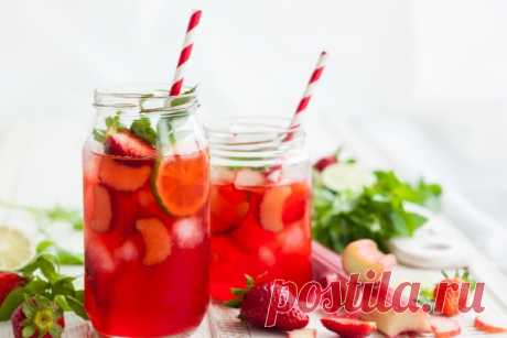 Домашняя сангрия с клубникой и ревенем.