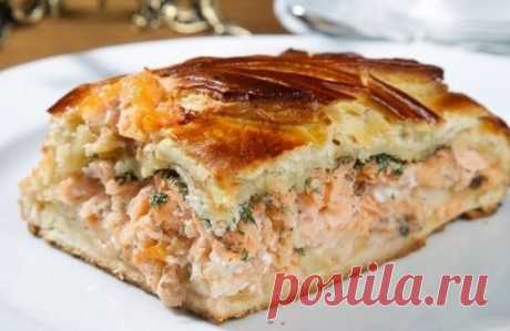 ВКУСНЕЙШИЙ и НАЙПРОСТЕЙШИЙ и БЮДЖЕТНЫЙ Рыбный ПИРОГ.
Ингредиенты для теста:
●кефир 1ст.,
●сырое яйцо 1 шт.,
●мука 1 ст.,
●сода ½ ч.л.
Начинка:
●рыбные консервы 1 б., МОЖНО по ВКУСУ и ЛЮБЫЕ.
●отварные яйца 2 шт.,
●любая зелень, сыр 50 г.
Приготовление:
Начинаем с приготовления теста. 
Смешиваем все ингредиенты и выливаем в смазанную маслом форму.
Рыбу отделяем от масла и разминаем вилкой. 
Добавляем мелко нарезанные яйца и зелень. 
Сыр натираем на мелкой терке.
Начинку выкладываем в форму, стар