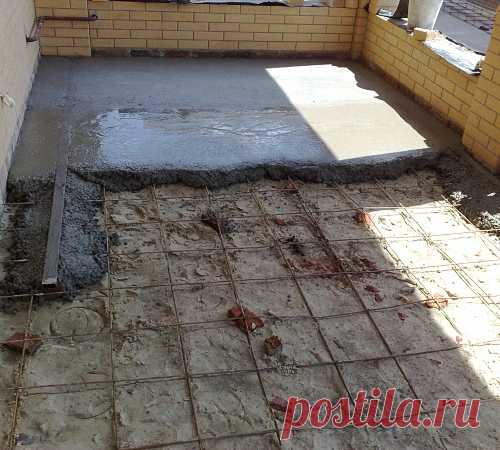 Бетонный пол по грунту В домах с ленточными фундаментами без подвала, наиболее экономичным решением пола первого этажа, являются полы по грунту. Полы по грунту можно устраивать после того, как возведена «коробка» здания под крышу, это позволяет быстрее завершить наружные строительные работы, что немаловажно при строительстве. В вертикальном разрезе бетонный пол по грунту снизу вверх имеет следующие слои: 1. Подушка […]