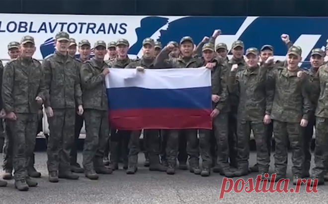 Минобороны показало возвращение российских военных из плена. Видео. Министерство обороны России опубликовало видео с первой группой российских военнослужащих, которых вернули в рамках обмена пленными с Украиной.