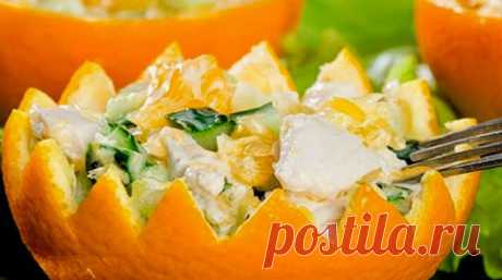 Куриный салат с апельсином и огурцом в корзинках