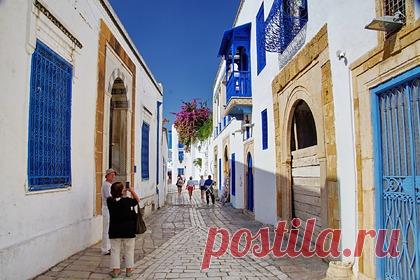 Россиянка описала отдых в Тунисе фразой «скучно даже пенсионерам». Россиянка провела семейный отпуск в Тунисе и описала курорт фразой «было скучно даже пенсионерам». Так, для отдыха девушка выбрала небольшой городок Махдия, расположенный на самом юге страны. По ее словам, курорт оказался очень грязным — на улицах жилых районов валялись многочисленные пакеты и пластиковые стаканы.