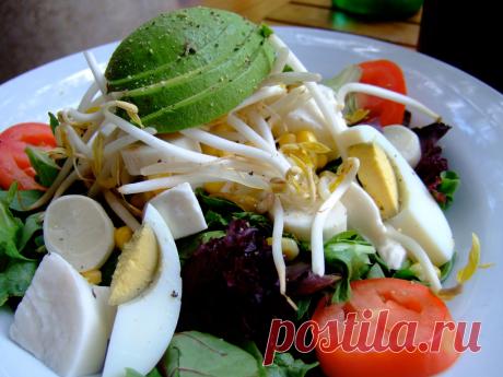 Салат с авокадо и моцареллой