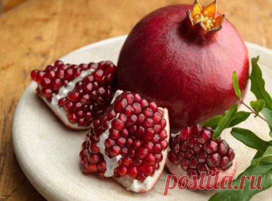 Не хотите стареть — ешьте гранат! 
Гранат является настоящим природным эликсиром, способствующий предотвращению болезней сердечно-сосудистой системы, а также обладающий многими другими лечебными свойствами, считают испанские ученые. 
Согласно результатам недавних исследований было доказано, что гранатовый экстракт, в состав которого входили шкурка и семена — существенно улучшает мозговую деятельность, функции печени, мышц, почек, а также играет роль замедлителя эффекта старения. 
Лечебные сво