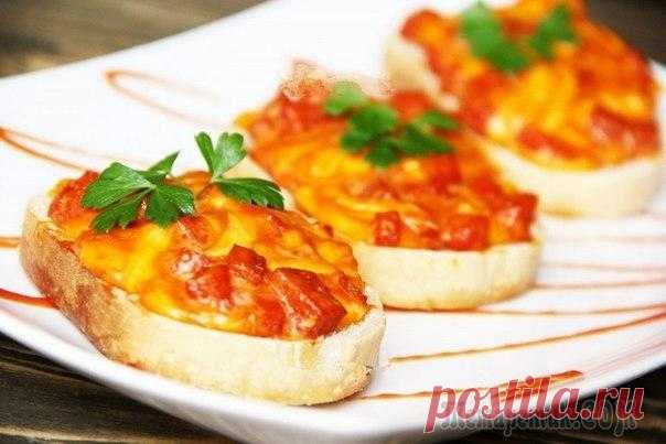 Горячие бутерброды с колбасой, сыром и яйцом
