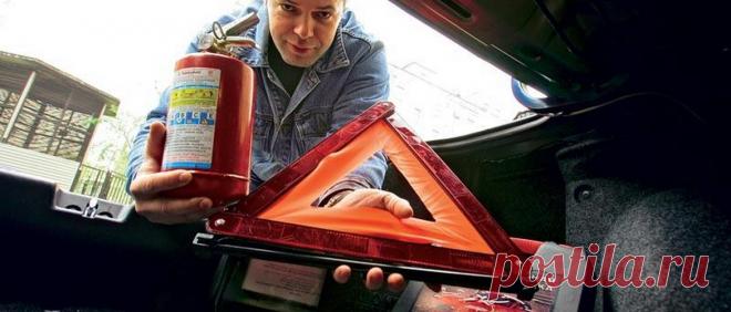 Где нужно хранить в автомобиле огнетушитель Водитель обязан иметь в машине аптечку, огнетушитель и знак аварийной остановки. Но где именно нужно хранить в автомобиле огнетушитель, чтобы не получить штраф?