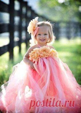 Пусть каждый мужчина мечтает о сыне,
Улучшенном клоне своей оболочки.
Но руки касаются, словно святыни,
Как только на свет появляются дочки.

С глазами, как моря лазурь, голубыми,
И сердцем огромным, что чувствует тоньше.
Пусть каждый мужчина мечтает о сыне,
А нас – дочерей, все равно любят больше!
•••