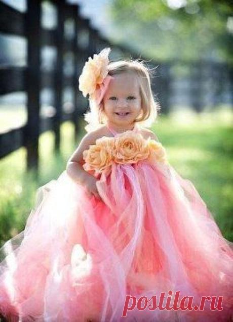 Пусть каждый мужчина мечтает о сыне,
Улучшенном клоне своей оболочки.
Но руки касаются, словно святыни,
Как только на свет появляются дочки.

С глазами, как моря лазурь, голубыми,
И сердцем огромным, что чувствует тоньше.
Пусть каждый мужчина мечтает о сыне,
А нас – дочерей, все равно любят больше!
•••