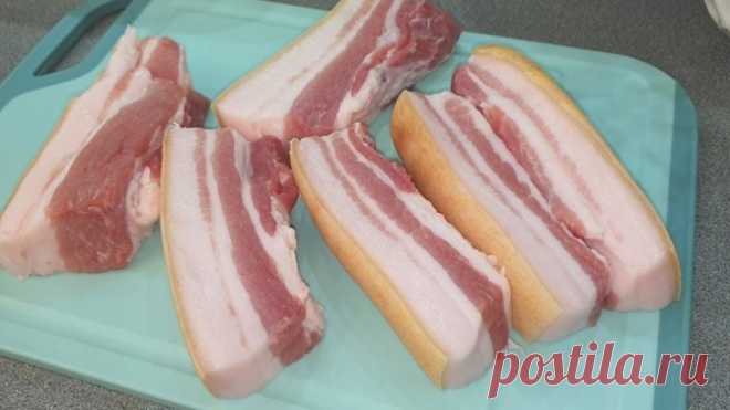 Если любите сало - солите так! Это самый вкусный рецепт сала!
Сегодня я покажу вам мой самый любимый рецепт засолки сала.

Ингредиенты:
 Сало с прослойками мяса - 1 кг
 Зелень укропа - 1 большой пучок

 Чеснок - 6-7 зубчиков
 Вода - 2 литра
 Соль крупная - 200 грамм

Приготовление:
1. Сало промываю и промокаю бумажным полотенцем. Шкурку хорошо чищу. Кусочки сала укладываю в контейнер шкуркой вниз.

2. Вскипятила 1 литр воды в чайнике и добавила 100 грамм соли. Хорошо раств...
