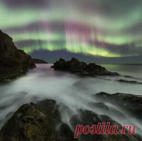 Аврора над скалистым побережьем Баренцева моря. Автор фото – Merkushev Aleksandr: nat-geo.ru/photo/user/180741/ Спокойной ночи!