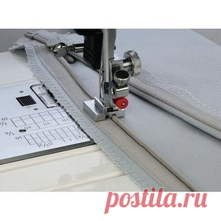Как пользоваться дополнительными лапками для швейных машин JANOME и FAMILY
Лапка для вшивания потайной молнии
Эта уникальная лапка поможет легко и быстро вшить потайную молнию.
Описание работы:
1. Откройте застежку-молнию.
Показать полностью…