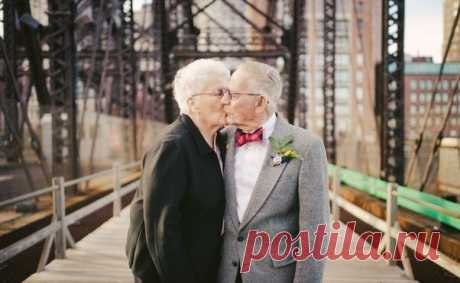 При жизни мой дедушка не считал 8-е марта праздником. Он говорил, что женщину надо любить и носить на руках всю жизнь, а не 1 день в году ☝ / X-Style