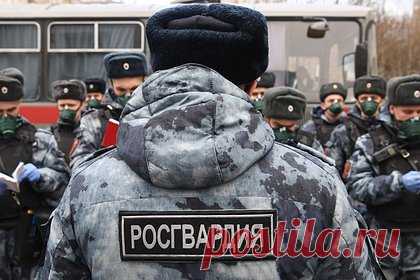 Глава самарского управления Росгвардии подал рапорт об увольнении. В Самарской области начальник управления Росгвардии написал рапорт об увольнении. Речь идет о генерал-майоре полиции Александре Эсауленко. Он подал рапорт неделю назад. Документы об освобождении силовика от должности направлены в Администрацию Президента. Он возглавлял управление с 2017 года.