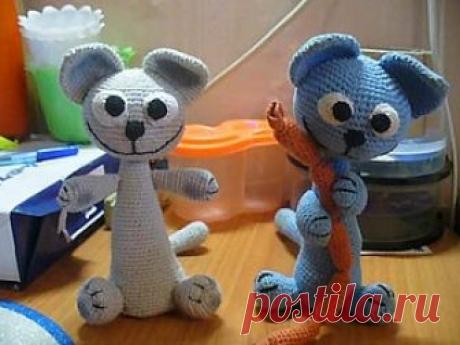 Кот Сосискин крючком: мастер-класс Крючок – 1,5 – 2 ммНитки – мерсеризованный хлопок, ирисНаполнитель – синтепон(Нитки можно использовать те, которые больше нравятся, соответственно крючок подбирается под ниточки.