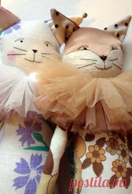 Sam Cat and Sasha Fox