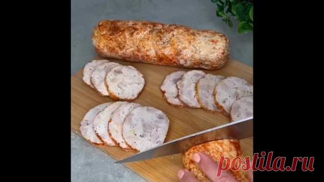 Вот простой рецепт куриной колбасы, который можно приготовить дома

Ингредиенты:

1 кг куриной грудки
1 кг свиной брюшной паечки
100 г сухарей или панировочных сухарей
2 яйца
2 столовые ложки соли
2 столовые ложки сахара


Нарежьте куриную грудку и свиную паечку на мелкие кусочки и пропустите через мясорубку средней мелкости.
Добавьте в мясо сухари, яйца, соль, сахар и все пряности. Хорошо перемешайте.
Наполните свиную кишку мясной смесью, завязывая ее на концах.
Нагрейте ...