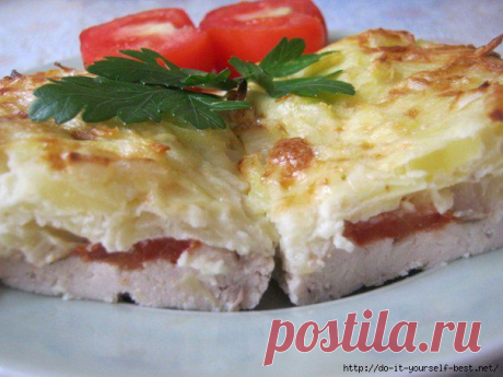 Курица запеченная под тертым картофелем.