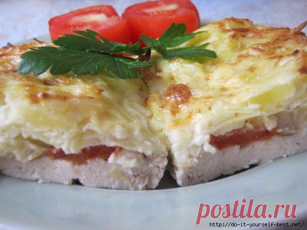 Курица запеченная под тертым картофелем.