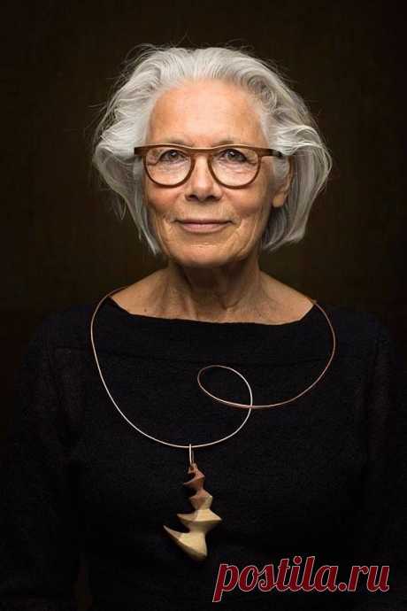 jannie rozema, necklace copper, wood picture made by susanne middelberg