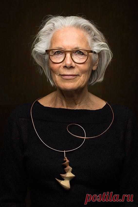jannie rozema, necklace copper, wood picture made by susanne middelberg