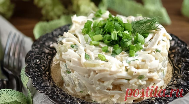 Полезный белком салат из кальмаров. Готовим вкусно!

Ингредиенты:
● кальмары — 300 г
● яйца — 2 шт
● зелень
● сырок плавленый — 1 шт
● чеснок — 2 дольки
● майонез

Приготовление:

1. Тушки кальмаров вымыть, удалить внутренности, очистить от пленочки и удалить хрящевую пластинку; отварить кальмаров, опустив в кипящую подсоленную воду и варить 2 минуты с момента закипания.
2. Кальмары вынуть из отвара, охладить и порезать соломкой.
3. Плавленый сырок натереть на крупной терк...