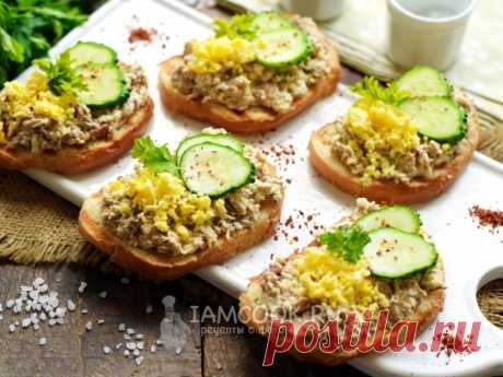 Гренки с сайрой, сыром и огурцом — рецепт с фото Гренки с сайрой, сыром и огурцом — блюдо для любителей рыбных закусок.