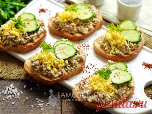 Гренки с сайрой, сыром и огурцом — рецепт с фото Гренки с сайрой, сыром и огурцом — блюдо для любителей рыбных закусок.