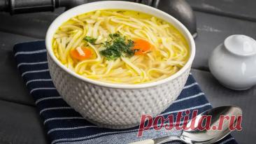 Чтобы суп после разморозки сохранил вкус и текстуру, основу замораживают без крупы и лапши, а их добавляют при разогреве.