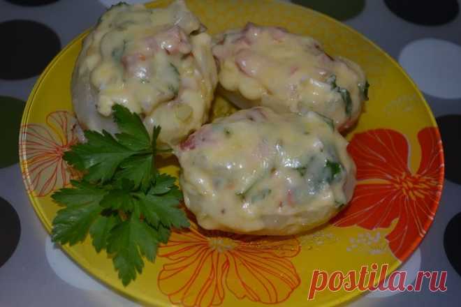 Картофель, фаршированный копченой курицей и овощами, под сыром в мультиварке.