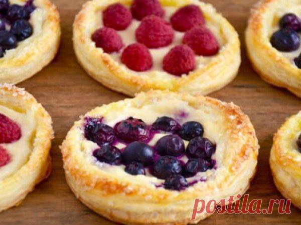 Потрясающие ватрушки с творогом и ягодамипросто объедение!
на 100грамм - 127.01 ккалБ/Ж/У - 12.5/2.38/13.52

Ингредиенты:
200 гр творога из брикета не мокрого
100 гр мягкого творога
3,5стл кукурузной муки
1/2 чл разрыхлитель 
1 яйцо
ягоды на глаз любые 
подсластитель по вкусу

Приготовление:
Мешать творог из Брикета,яйцо,муку,разрыхлитель и подсластитель -хорошо перетереть и сформировать из теста одинаковые шарики,выложить их на силиконовый коврик и приплюснуть ,сформирова...