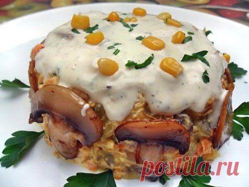 Новогодний салат с копченой курицей и интересным соусом / Простые рецепты