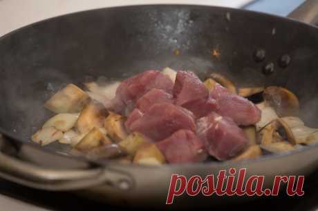 Жаркое из свинины с острыми баклажанами и шампиньонами - пошаговый рецепт с фото - как приготовить, ингредиенты, состав, время приготовления - Леди Mail.Ru
