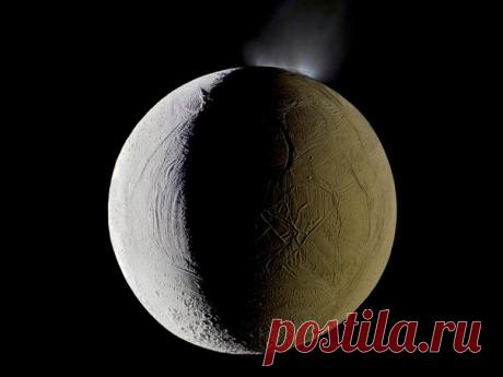 Красивый снимок Энцелада. На этой изображения прекрасно видны выбросы воды в космическое пространство из гейзеров Энцелада / Интересный космос