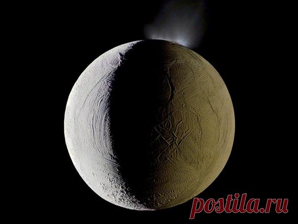 Красивый снимок Энцелада. На этой изображения прекрасно видны выбросы воды в космическое пространство из гейзеров Энцелада / Интересный космос