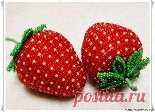 Аппетитная клубника из бисера.