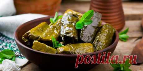 Долма с фаршем, рисом и кедровыми орехами: рецепт - Лайфхакер
