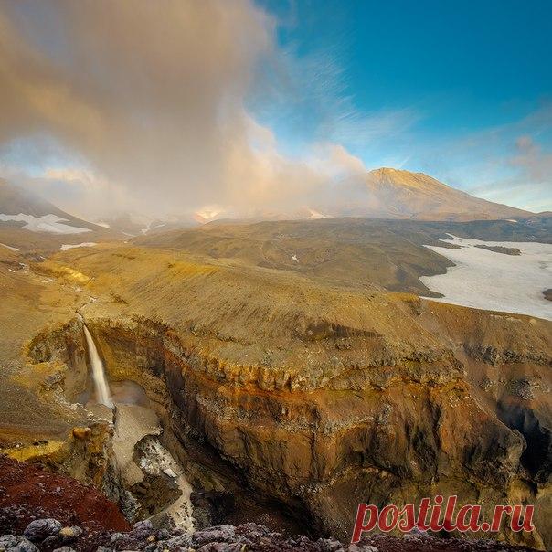 «Золотая Камчатка». Водопад в овраге Опасный у подножия вулкана Мутновский. Автор фото — Алексей Оборотов: