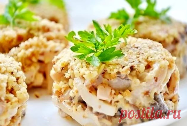 Салат с кальмарами и шампиньонами.