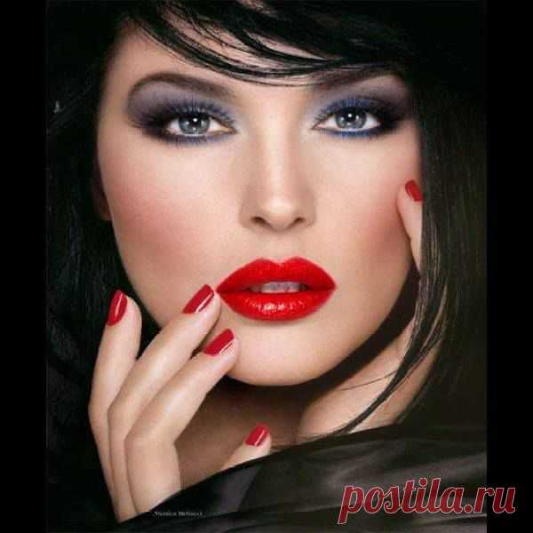 Бегут минуты..., недели..., года... Чётко бежит бесконечное время... Жаль... наша жизнь, на земле, коротка, Мы, каждый, несём своё тяжкое бремя. За ритмом времени, нам не успеть, Не у каждого всё получается - Кто-то просто устал... кто-то может болеть... В этом мире - любое случается... И только душа, как всегда, молода, Красива... и жить будет вечно... А время, как вечность, как в реках вода, Будет бежать... и бежать бесконечно... Бегут минуты..., недели..., года... Чётко бежит бесконечное врем