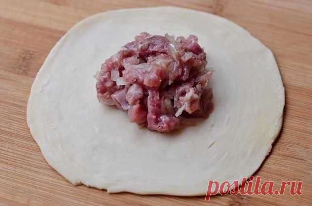 Самса узбекская слоеная

Вкусная, слоеная, сочная и сытная самса понравится всем без исключения.

Сохрани себе!

Ингредиенты:

Мука — 4 стак.
Яйцо — 1 шт.
Вода (кипяток) — 1 стак.
Масло сливочное — 50 г
Соль — 0,5 ч. л.
Масло сливочное (для прослаивания пластов) — 100–150 г

Для начинки:

Баранина с жиром — 600-700 г
Лук репчатый — 2 шт.
Соль, перец — по вкусу
Зира — по вкусу

Приготовление:

1. Взбить яйцо, добавить масло растопленное, соль, кипяток, постепенно подсыпать ...