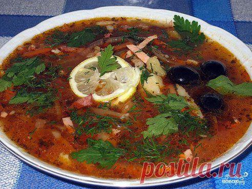 Солянка с колбасой 
http://povar.ru/recipes/solyanka_s_kolbasoi-7335.html

Солянка с колбасой - кулинарный рецепт на Повар.ру
Рецепт приготовления солянки с колбасой, картофелем, луком, помидорами, солеными огурцами и маслинами.