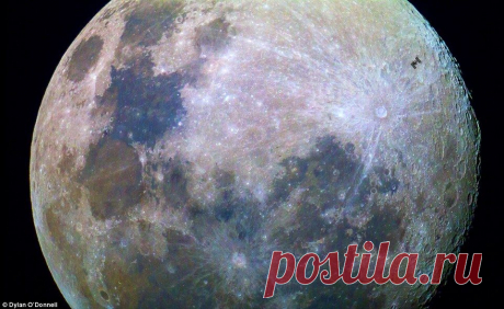МКС на фоне Луны — Cosmos