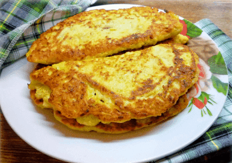 Кабачковые чебуреки 
Мы влюбились в эти чебуреки. Так вкусно, сочно! Да и готовятся легко. 
Кабачок - 500 г; 
Лук - 2 шт; 
Фарш - 300 г; 
Яйцо - 2 шт; 
Молоко - 250 г; 
Мука - 200-300 г; 
Соль, перец и зелень по вкусу. 
Масло растительное - 100 мл. 
Лук нарезать, обжарить на растительном масле. Добавить фарш, обжарить, посолить и поперчить по вкусу. В готовый обжаренный фарш я добавила нарезанную зелень: петрушку и укроп. 
Кабачки и лук натереть на морковной терке, добавит...