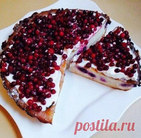 Творожная запеканка с ягодами
 122.76 ккал/100 г  Б/Ж/У: 13.06 / 0.72 / 15.88 
Ингредиенты:
творог-400 гр
кефир-1/2 стакана
цельнозерновая мука-100 гр
кукурузная мука-50 гр
сах.зам. по вкусу
ягоды
Приготовление:
Смешиваем все ингредиенты, кроме ягод .
Даем творожной массе немного постоять, затем выкладываем половину в форму, засыпаем ягодами, посыпаем чуть-чуть сах.замом (чтобы ягоды не давали кислинку) и закрываем второй половиной массы.
Выпекаем в духовке при 180 С 50-60 мин.