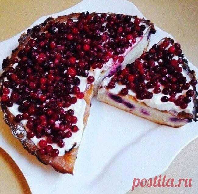 Творожная запеканка с ягодами
 122.76 ккал/100 г  Б/Ж/У: 13.06 / 0.72 / 15.88 
Ингредиенты:
творог-400 гр
кефир-1/2 стакана
цельнозерновая мука-100 гр
кукурузная мука-50 гр
сах.зам. по вкусу
ягоды
Приготовление:
Смешиваем все ингредиенты, кроме ягод .
Даем творожной массе немного постоять, затем выкладываем половину в форму, засыпаем ягодами, посыпаем чуть-чуть сах.замом (чтобы ягоды не давали кислинку) и закрываем второй половиной массы.
Выпекаем в духовке при 180 С 50-60 мин.