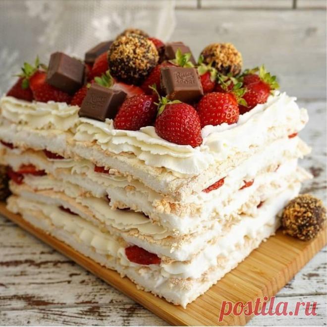 МЕРЕНГОВЫЙ ТОРТ
ИНГРЕДИЕНТЫ
Для коржей:
Белки - 200 гр. (примерно 6 яиц)
Сахарная пудра - 300 гр.
Кукурузный крахмал - 2 ст.л.
Лимонная кислота на кончике ножа
Рубленный орех

Для крема:
Сливки 33% - 250 гр. (холодные)
Маскарпоне - 260 гр.
Сахарная пудра - 50-60 гр.

Свежая клубника

Приготовление:
1)Приготовим коржи. Белки 1 минуту взбивать на средней мощности, потом постепенно добавить сахарную пудру, ванильный сахар. Скорость миксера установить на максимальную.

2)Взбит...