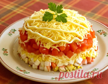 Слоёный салат с крабовыми палочками, яйцами и помидорами
Лёгкий и нежный салат, который собирается слоями и всегда радует свежим вкусом и праздничным видом.
Что понадобится
Крабовые палочки — 200 г
Яйца куриные — 4 шт.
Твёрдый сыр — 120 г
Помидоры — 2 средних
Майонез — 3–4 ст.л. (по вкусу)
Щепотка соли
Немного свежей зелени для подачи
